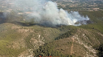 Los Bombers estabilizan el incendio forestal en Castellví de la Marca (Barcelona)