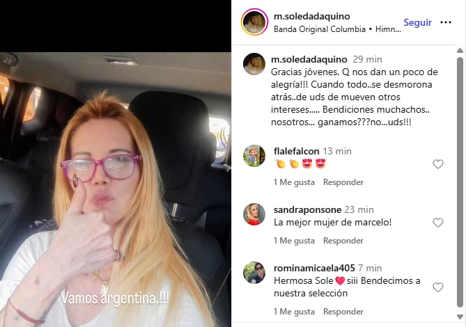 Soledad Aquino, desde el auto y con lentes de armazón rosa, escribió: “Vamos argentina.!!! Gracias jóvenes, que nos dan un poco de alegría” (Instagram)