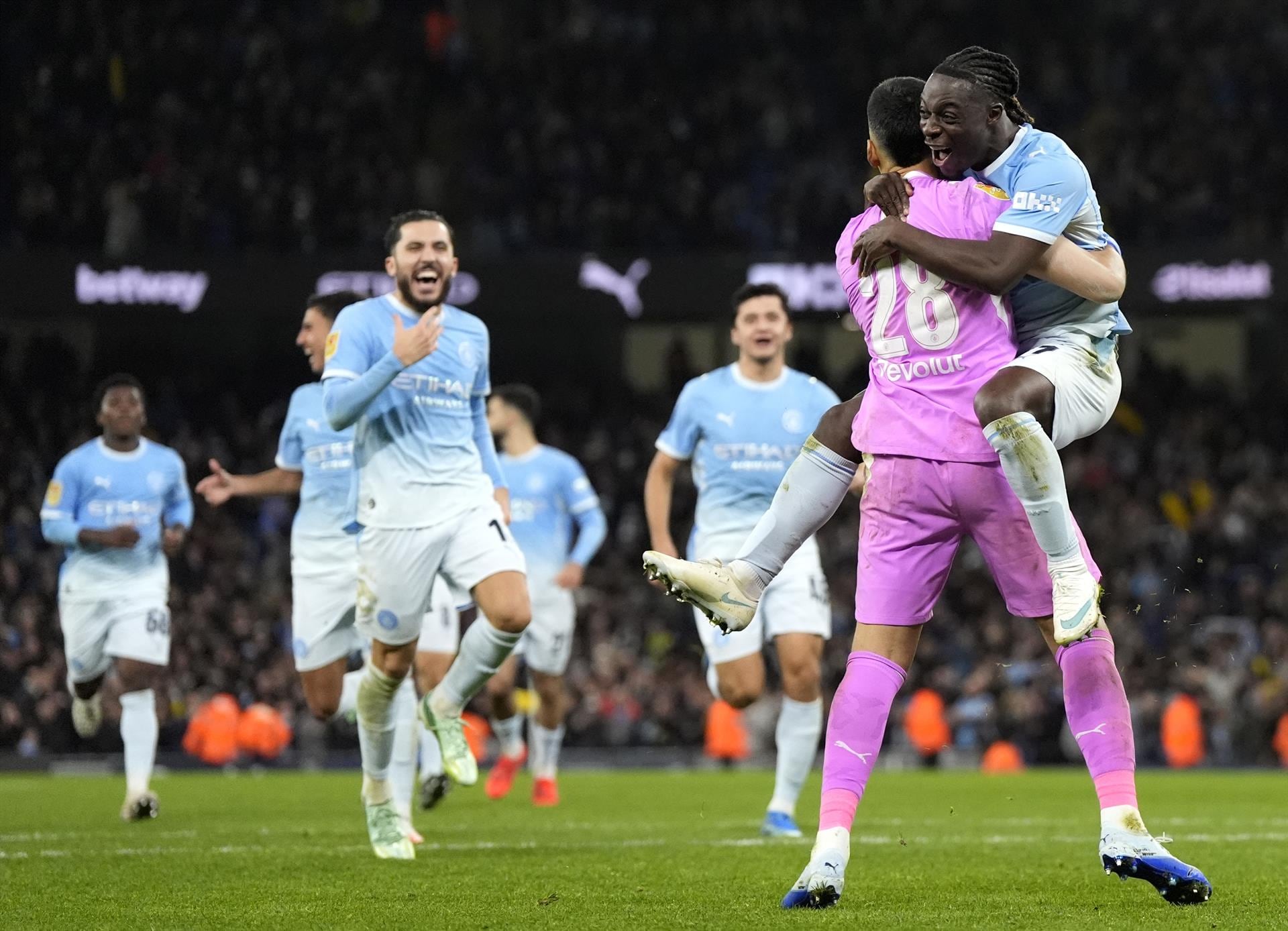 Manchester City y Liverpool avanzan en la Carabao Cup con penaltis