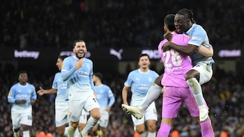 Manchester City y Liverpool avanzan en la Carabao Cup con penaltis