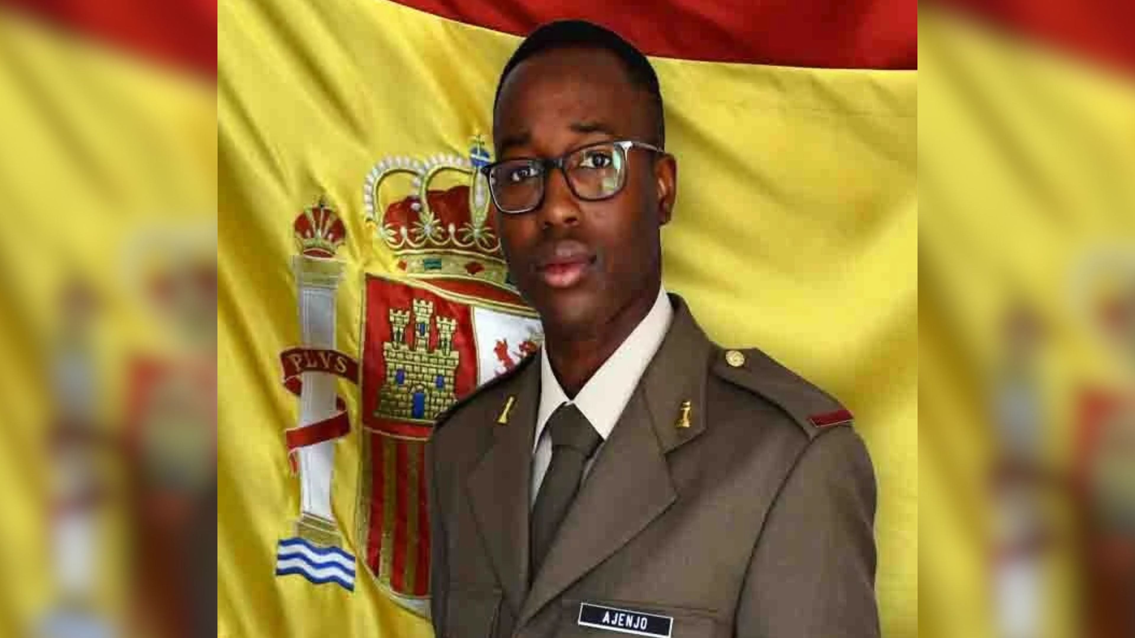 El soldado Sergio Ajenjo Cordero posa con el uniforme reglamentario frente a una bandera de España. (Ejército de Tierra)