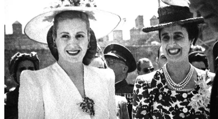 Junto a Carmen Polo, la esposa de Franco. Enseguida chocaron por sus formas de pensar