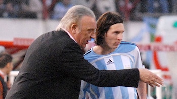 Basile dirigió a Messi en la selección mayor entre 2006 y 2008 (NA)