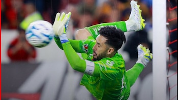 Camilo Vargas atajó penalti con Atlas y fue figura en la victoria ante Tigres durante el festejo del aniversario 110 del club de Guadalajara