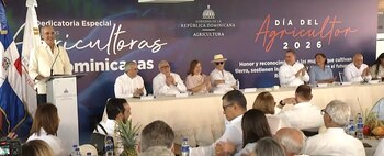El presidente Luis Abinader durante su discurso en la conmemoración del Día del Agricultor 2026, acompañado por autoridades nacionales y representantes del sector agropecuario (Cortesía).