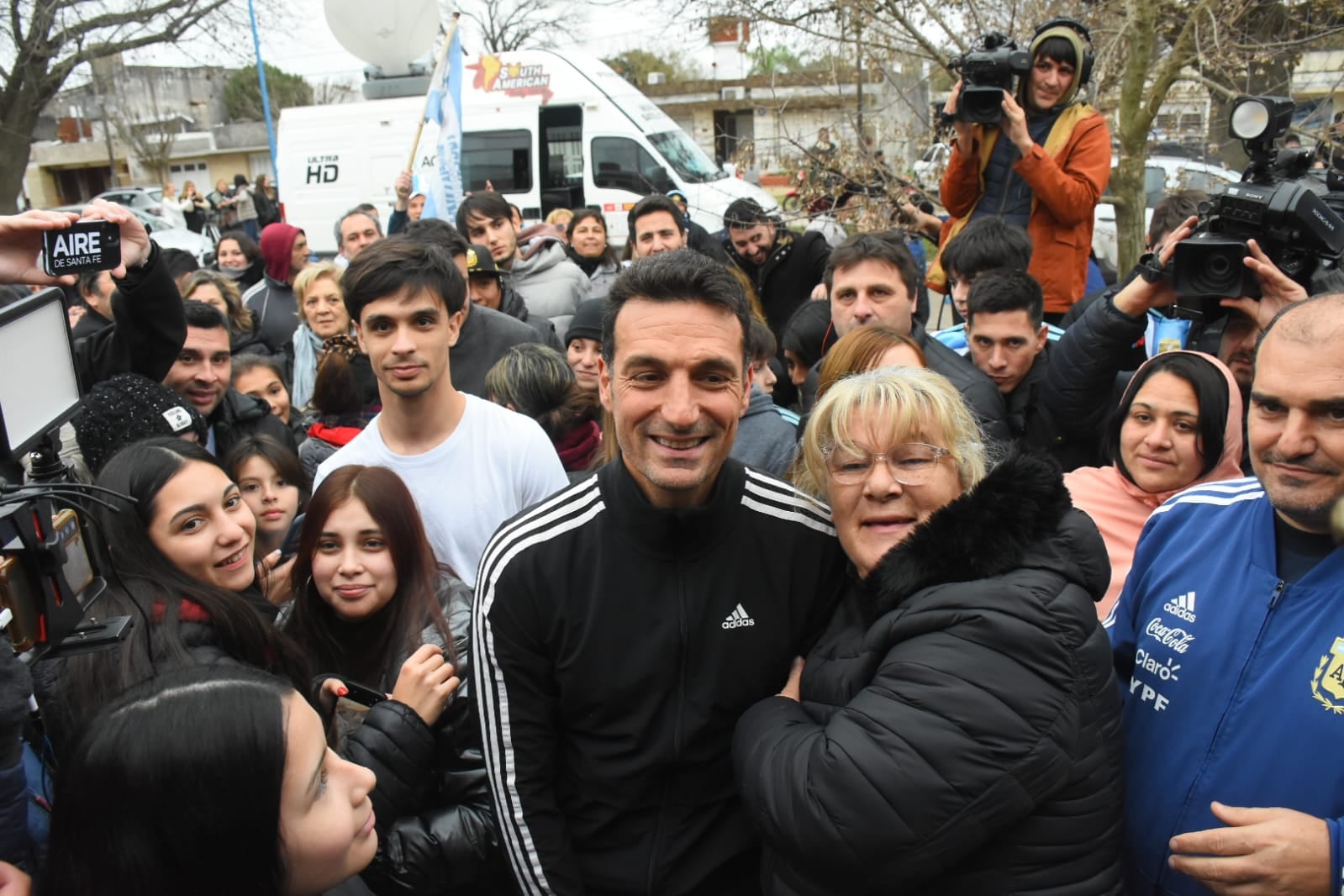 El entrenador también se sacó fotografías con la multitud que lo rodeó (Créditos: Leo Galletto)