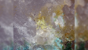 En la imagen, la zona amarilla es delchiaroita, el nuevo mineral descubierto en los Alpes Apuanos. (Biagioni et al./European Journal of Mineralogy)