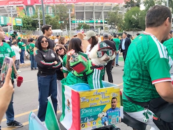 Así se vive la fiebre mundialista fuera del Estadio Azteca previo al encuentro México vs Chequia.