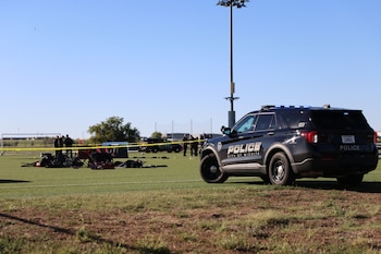Liberaron sin cargos a la mujer que mató a un niño y a un hombre tras irrumpir con su camioneta en un partido de fútbol infantil en Kansas