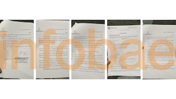 Cinco hojas con impresiones de resoluciones oficiales de la Dirección Nacional de Migraciones dispuestas en fila sobre una superficie
