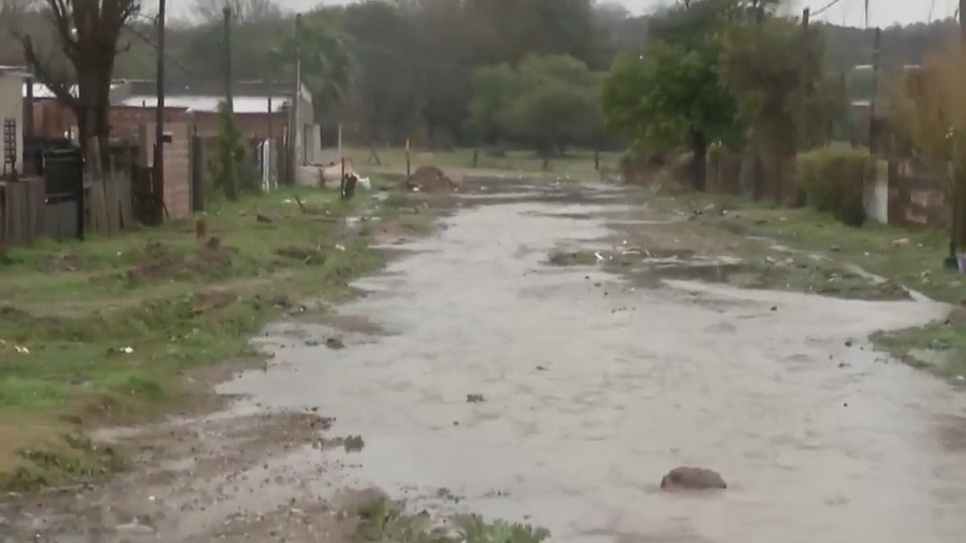 Más de 30 familias recibieron asistencia municipal por anegamientos, voladuras de techos y derrumbes (El Once)