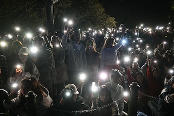 Personas encienden las linternas de