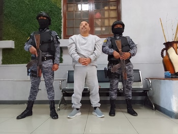La salida del guatemalteco reclamado por narcotráfico se suma a otros envíos recientes y muestra cómo la coordinación con agencias estadounidenses pesa cada vez más sobre redes criminales de la región. (Cortesía: Ministerio de Gobernación)