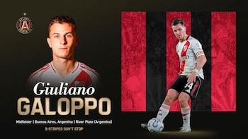 Retrato y fotografía en acción de Giuliano Galoppo vistiendo camiseta blanca con franja roja, junto al nombre del jugador y un escudo de fútbol