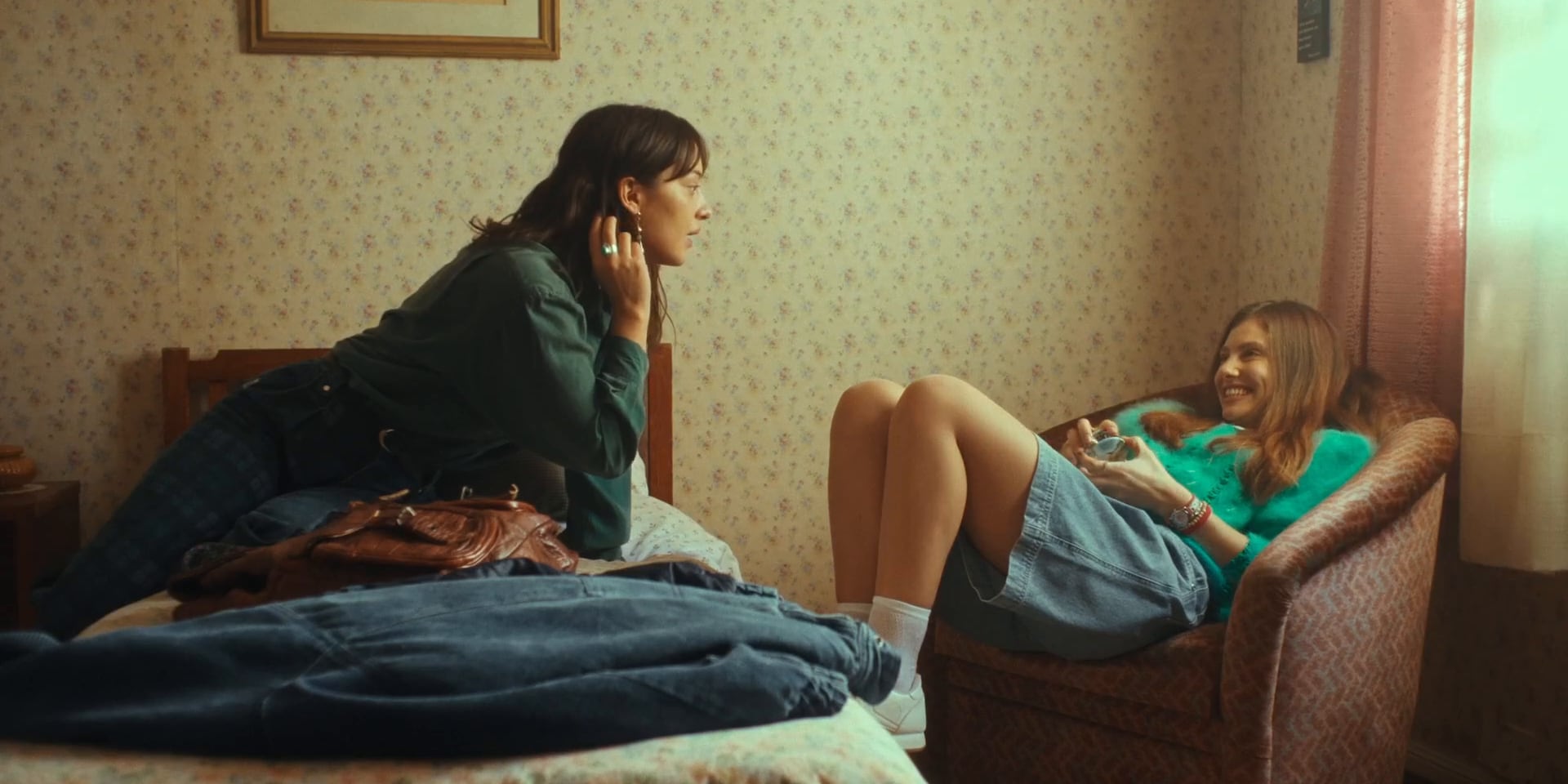 Dos actrices interpretan una escena en una habitación durante la adaptación audiovisual de la novela Catedrales de Claudia Piñeiro. (Prime Video)
