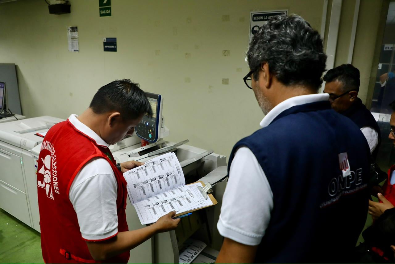 Un fiscalizador del JNE examina la lista de electores impresa para la segunda vuelta del 7 de junio. El material contiene la misma información del padrón usado en los comicios de abril. (ONPE)