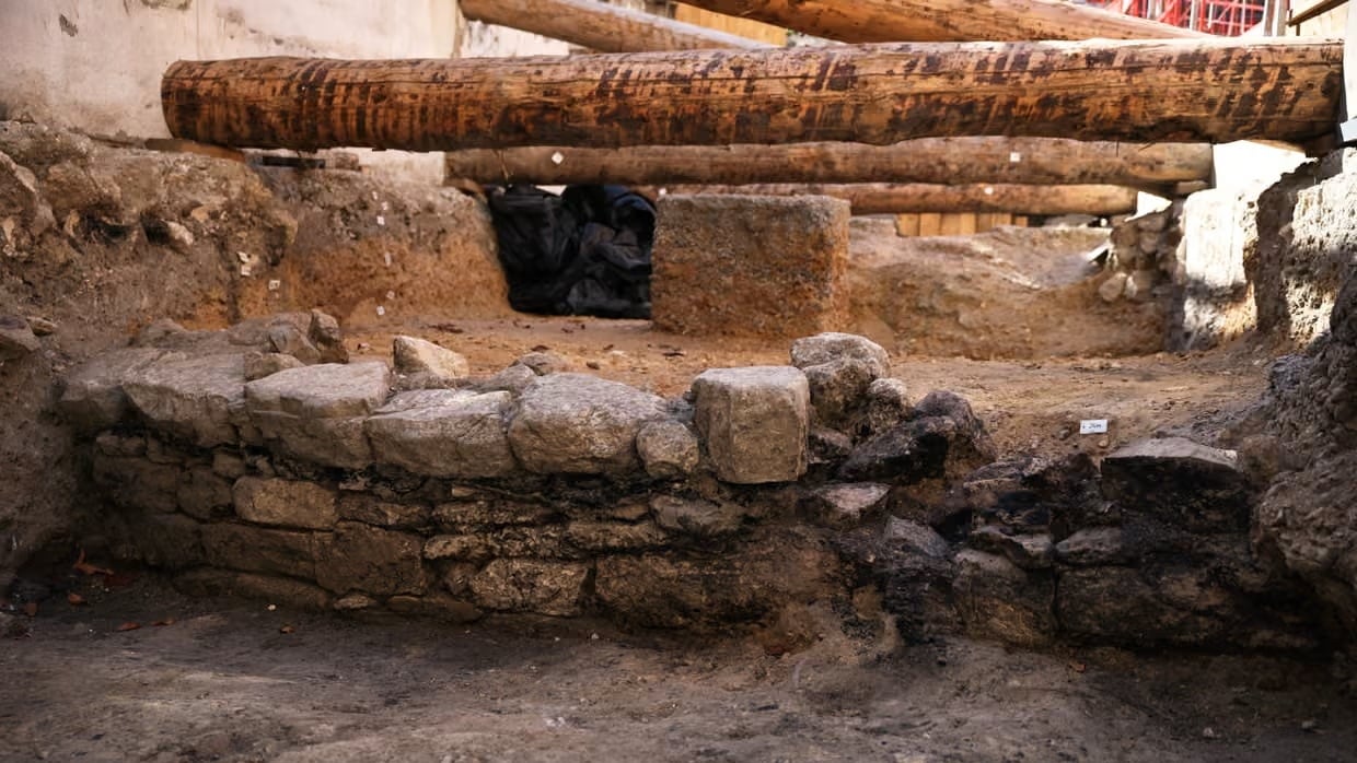 Los arqueólogos continuarán las investigaciones para determinar si el tramo perteneció a la muralla del oppidum de los parisios.