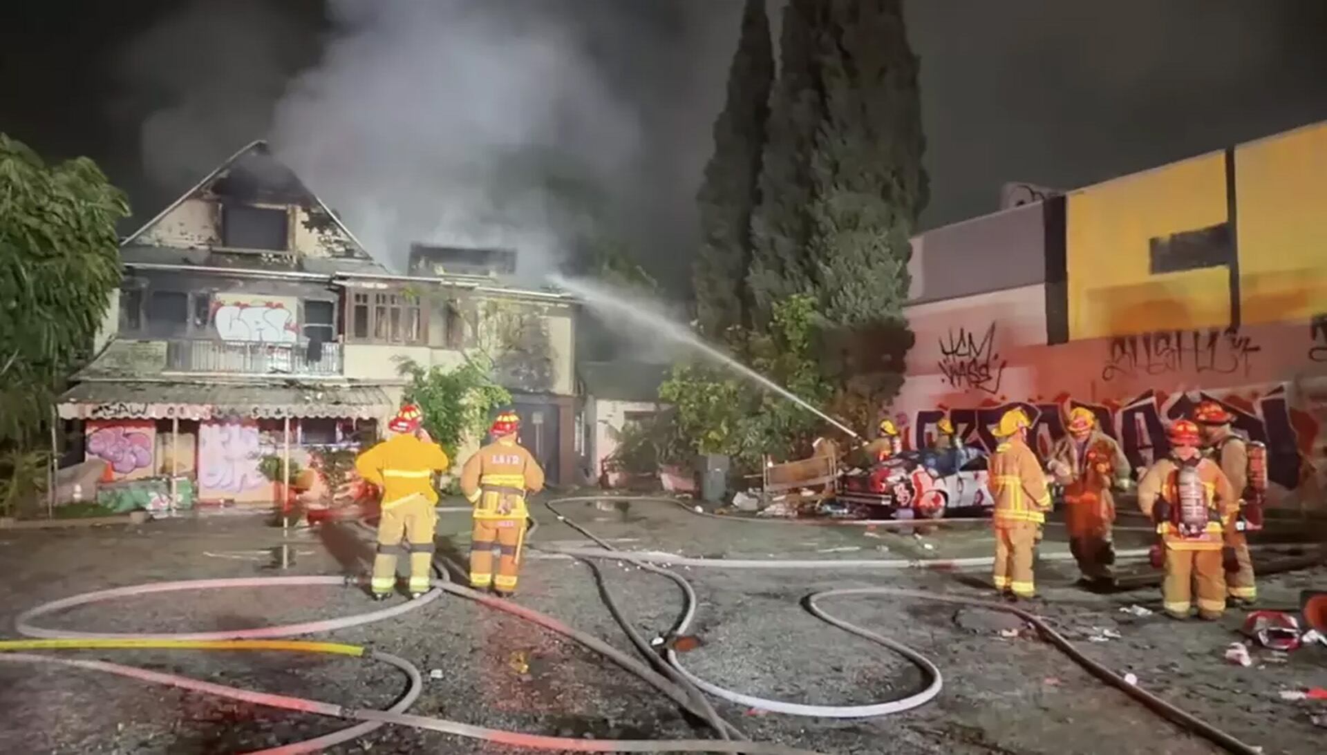 El incendio destruyó el Hollywood Center Motel, un edificio emblemático de más de 120 años en Sunset Boulevard, Hollywood (Los Angeles Fire Department)