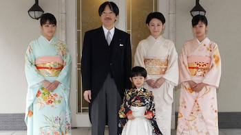 El príncipe japonés Hisahito (C), hijo del príncipe Akishino (2º L) y su esposa la princesa Kiko (2º R), vestida con trajes ceremoniales tradicionales, está acompañado por sus padres y sus hermanas la princesa Mako (L), la princesa Kako, después de las ceremonias de Chakko-no-Gi y Fukasogi-no-gi en la hacienda imperial Akasaka en Tokio, el 3 de noviembre de 2011. REUTERS/Issei Kato