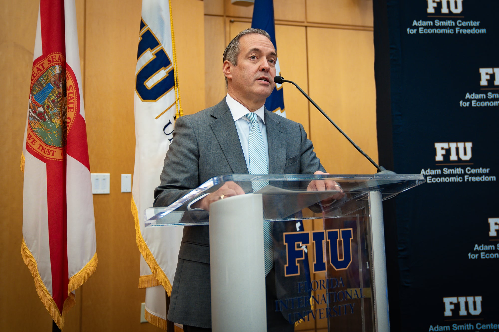 Carlos Díaz Rosillo, fundador y presidente del Centro Adam Smith de FIU, presentó a los expertos invitados del otoño boreal 2026.