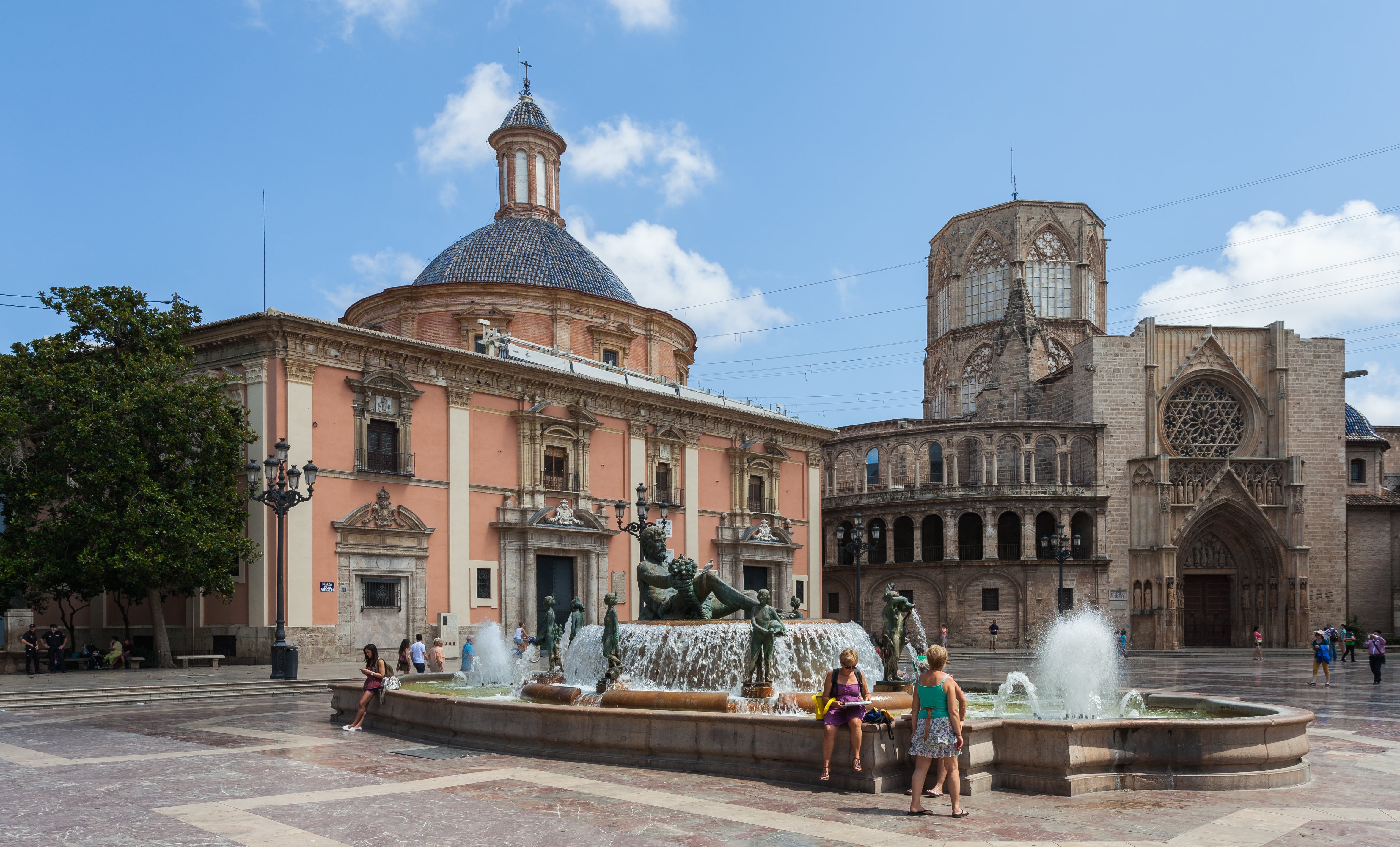 Plaza de la Virgen en Valencia (Wikimedia/Diego Delso)
