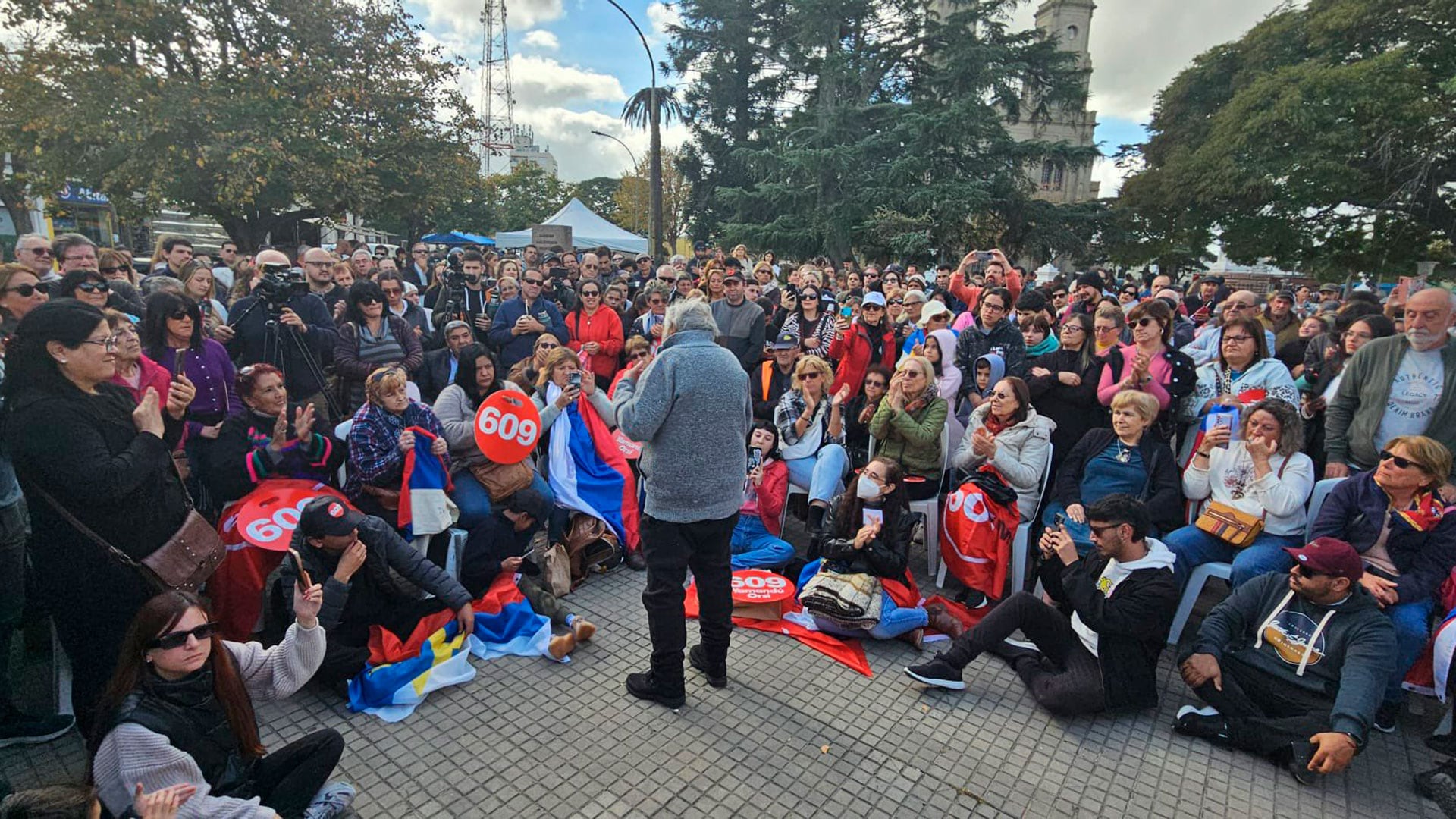 MujicaEl ex presidente uruguayo José Mujica con militantes del Frente Amplio en una plaza de Florida, a 100 kilómetros de Montevideo (MPP)
