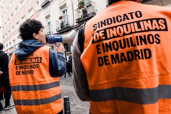 Activistas del Sindicato de Inquilinas de Madrid durante un intento de desahucio. (Carlos Luján / Europa Press)