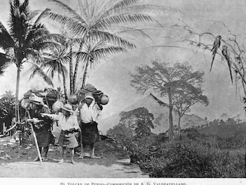 El nombre indígena Chi Q'aq' del Volcán de Fuego alude a "donde hay fuego" y sobrevivió a un intento colonial de rebautizarlo como Santa Catarina.