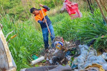 El plan municipal ha intensificado la limpieza en puntos críticos para evitar inundaciones y anegamientos causados por la acumulación de basura en tragantes. (Foto cortesía Desechos Sólidos San Salvador)