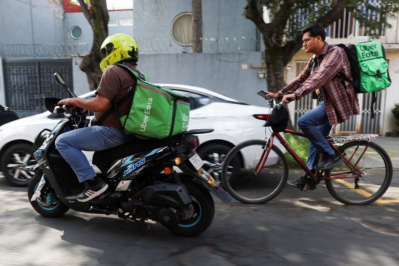 La regulación determina que los prestadores independientes tendrán acceso a conocer los criterios que emplean las plataformas para la agrupación y categorización de sus servicios. REUTERS/Gustavo Graf