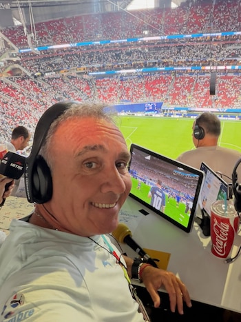 Imagen durante el comentario de uno de los partidos de la selección argentina en la última Copa del Mundo 2026