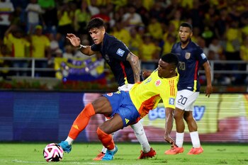 Jhon Córdoba desperdició varias opciones para Colombia, siendo reemplazado por Rafael Santos Borré en el segundo tiempo - crédito Luisa González/REUTERS