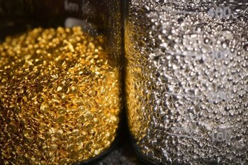 El oro y la plata son dos de los metales preciosos más codiciados por inversionistas y coleccionistas (REUTERS/Alexander Manzyuk/Archivo)