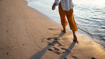 Un entrenador personal explica los beneficios de caminar por la orilla en la playa a partir de los 50: “La arena húmeda protege más las articulaciones”