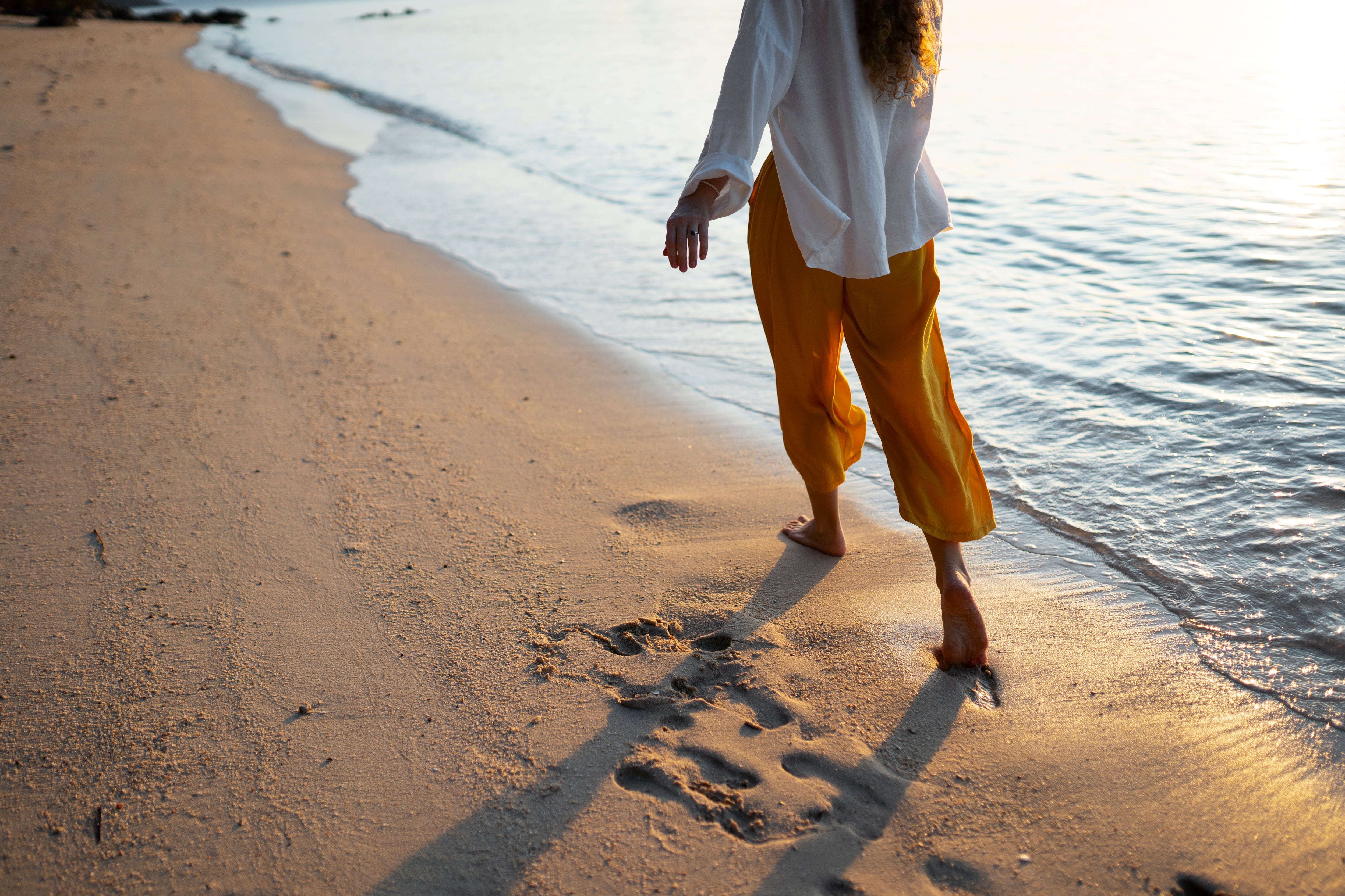 Caminar por la playa después de los 50: un ejercicio suave que protege las articulaciones
