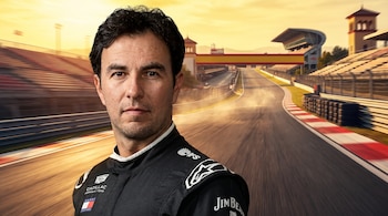 Retrato de Sergio Pérez en traje de carreras sobre el fondo de una pista de automovilismo iluminada al atardecer.