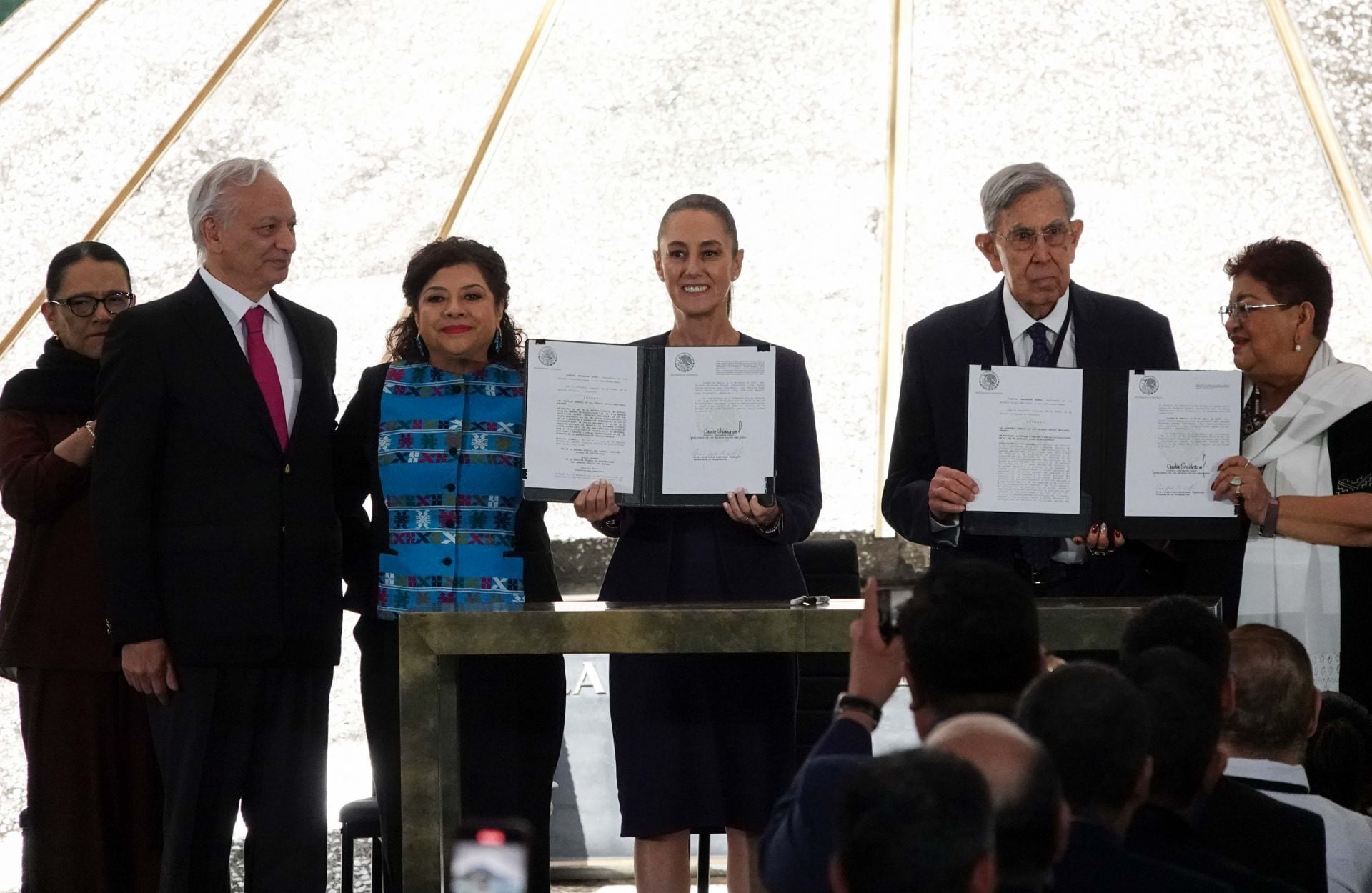 CIUDAD DE MÉXICO, 18MARZO2025.- Victor Rodríguez Padilla, Director General de Petróleos Mexicanos; Clara Brugada, jefa de gobierno de la Ciudad de México; Claudia Sheinbaum Pardo, presidenta de México, el ingeniero y político Cuauhtémoc Cárdenas Solorzano, y Ernestina Godoy, consejera jurídica de la Presidencia, durante la firma del decreto de reforma para fortalecer a La Comisión Federal de Electricidad (CFE) y a PEMEX en el marco del 87 aniversario de la
