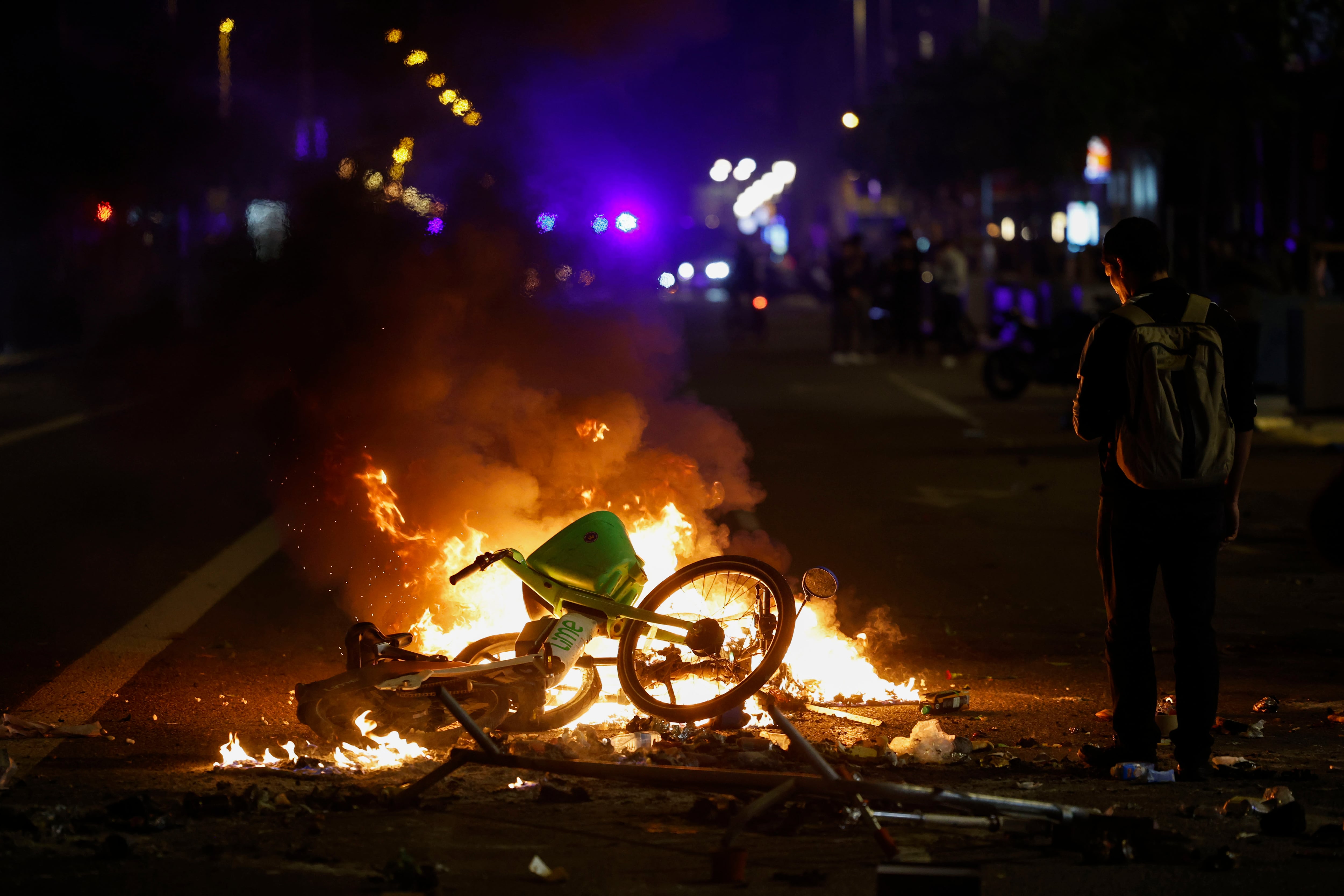 Tras los disturbios, se han producido 128 detenidos. (EFE/Alberto Estevez)