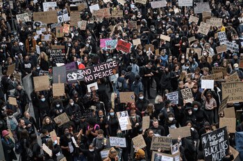 People take part in a rally on June 7, 2020 in Lausanne against racism and police brutality in the wake of the death of George Floyd and in memory of 40 year old Nigerian Mike Ben Peter who died in similar circumstances after a police control in Lausanne two years ago. (Photo by Fabrice COFFRINI / AFP)