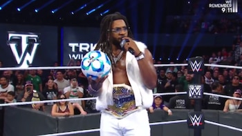 Trick Williams acepta apodo de ‘Quiñones’ y regala balón de la Liga MX en show en vivo de WWE Smackdown
