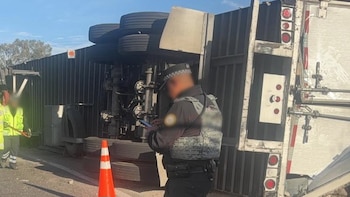 Tráiler volteado en carretera (2710)