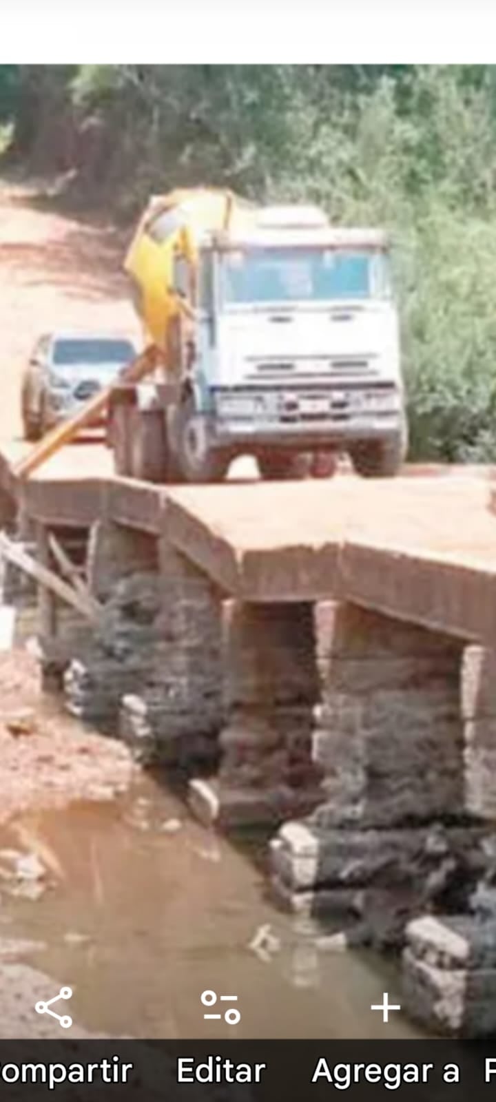 Un camión mezclador sobre el puente, en la etapa de arreglos