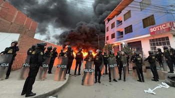 Desalojo en Torre Blanca provoca tensión entre policías y decenas de familias aproximadamente | Foto: Carabayllo Al Día
