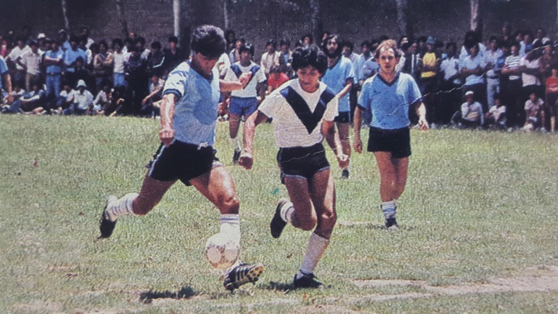 Claudio Borghi a punto de convertir un gol en uno de los dos amistosos que jugó la Selección en su estadía en Tilcara