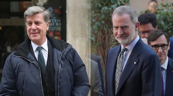 Retrato de Cayetano Martínez de Irujo, con chaqueta azul oscuro y camisa, y el Rey Felipe VI, con traje azul marino y barba, en un exterior.