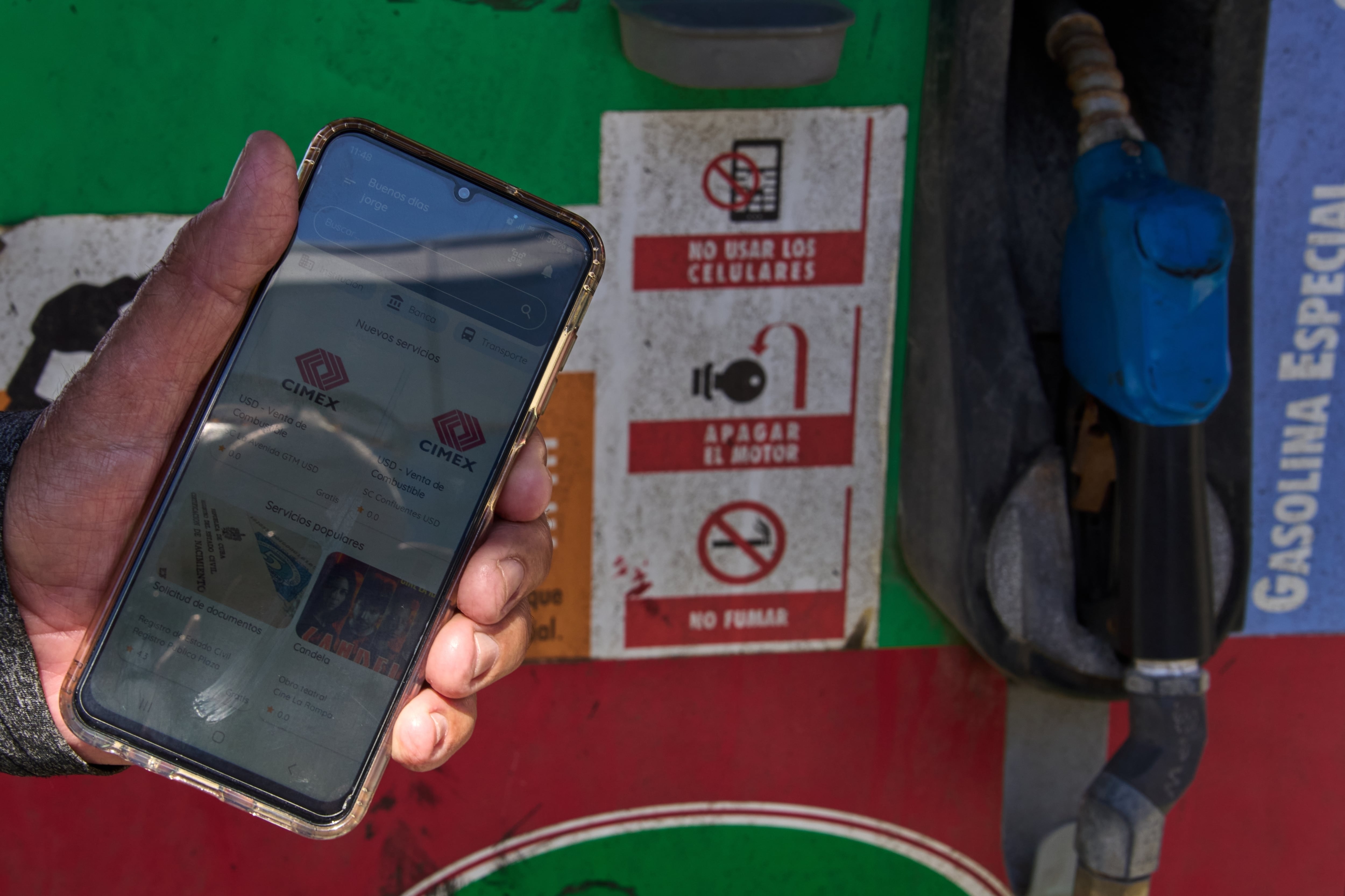 El jubilado Jorge Reyes muestra su teléfono con la aplicación