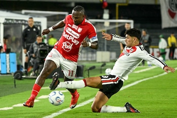 Santa Fe's forward #11 Hugo Rodallega and River Plate's defender #13 Lautaro Rivero fight for the ball during the first leg of the Copa Sudamericana round of 16 football match between Colombia's Independiente Santa Fe and Argentina's River Plate at the Nemesio Camacho 'El Campin' stadium, in Bogota, on August 19, 2026. (Photo by Luis ACOSTA / AFP)