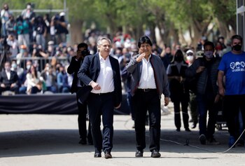 Evo Morales y Alberto Fernandez en la frontera entre Argentina y Bolivia (Foto: Reuters)