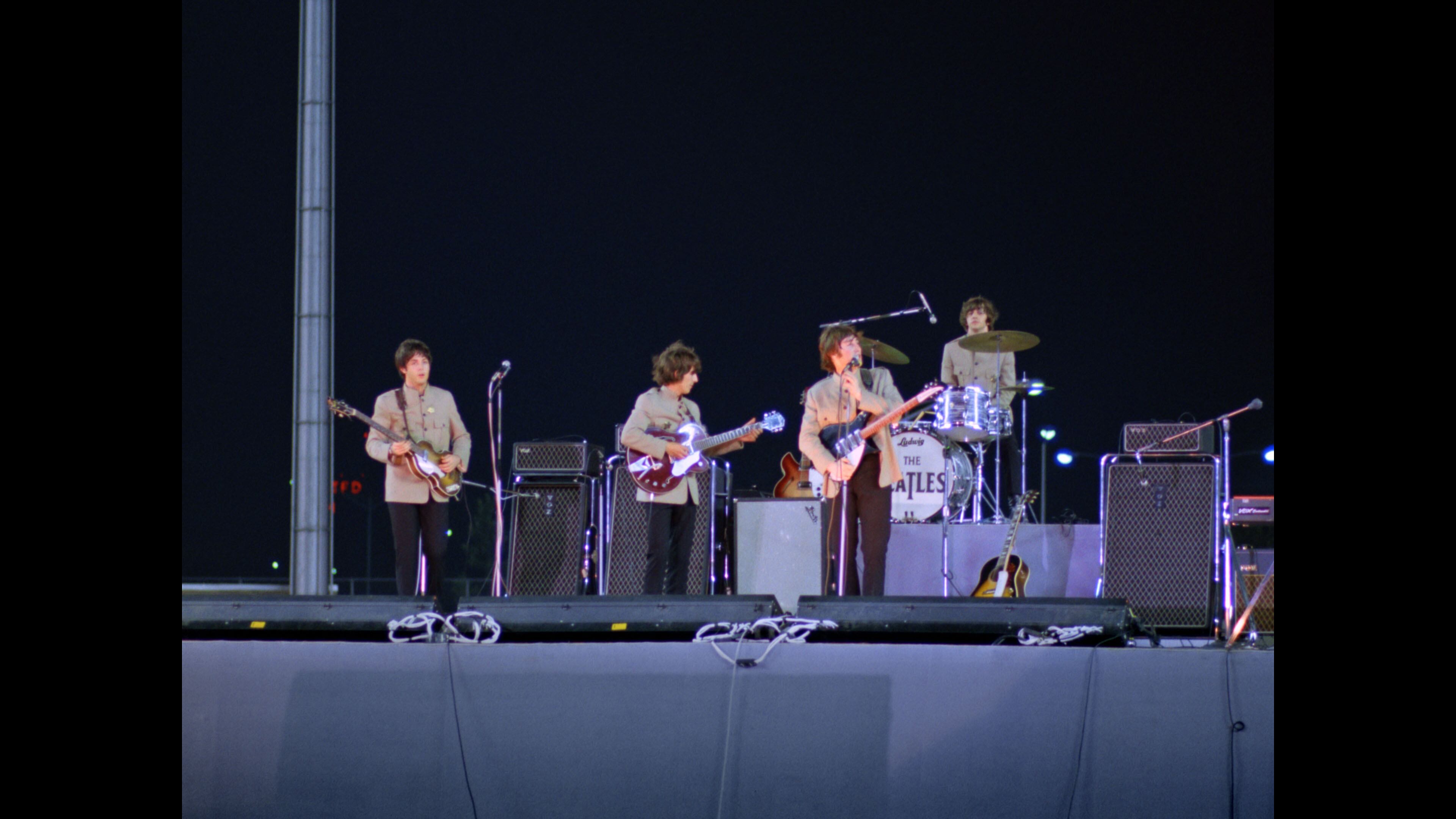 Los Beatles en el Shea Stadium, en Nueva York. Dieron el show más multitudinario del que se había tenido registro hasta ese momento: había más de 55.000 personas. Crédito: Disney+