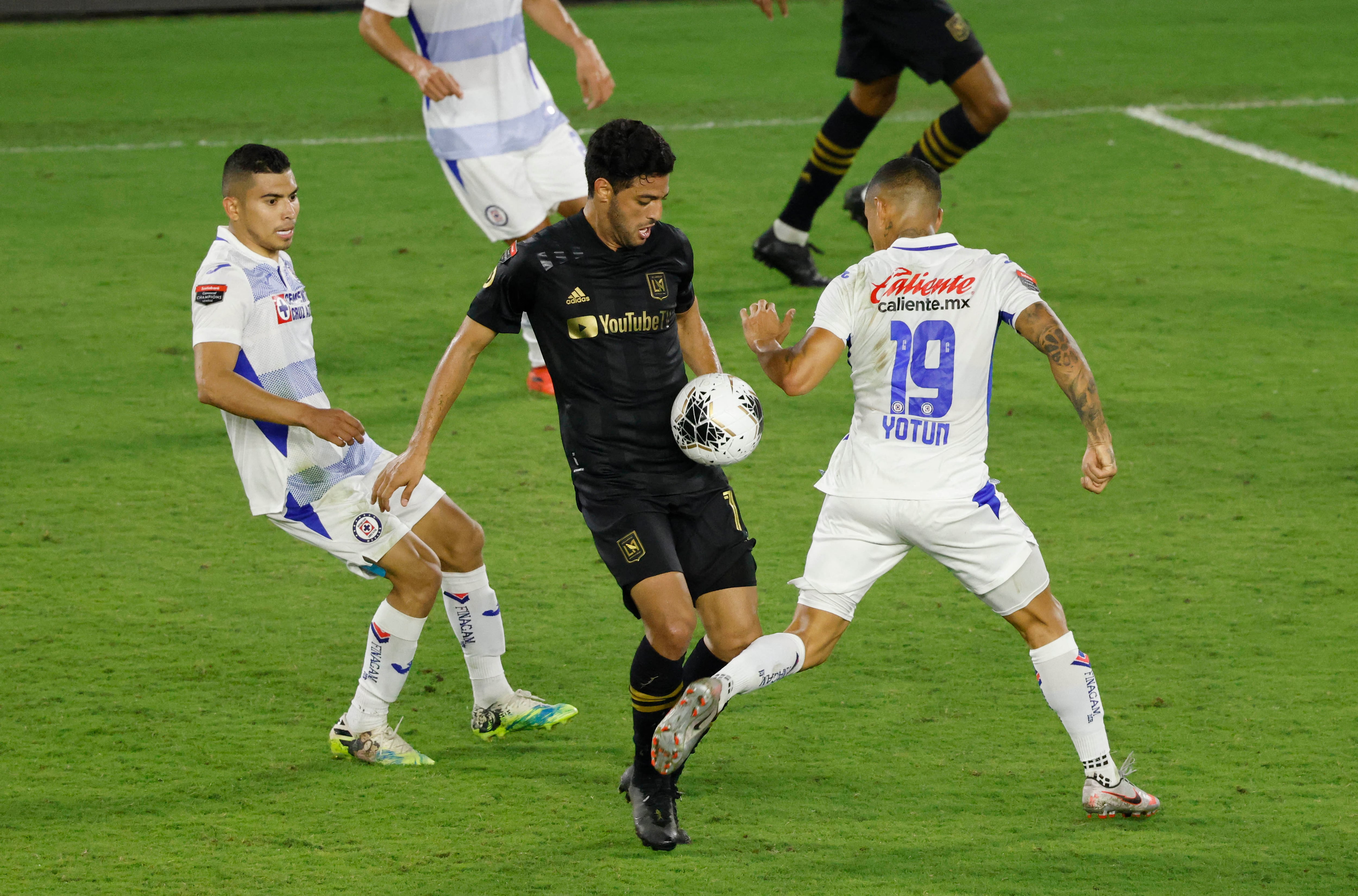 La participación de Armando González Bejarano en la Concachampions 2020 frente al LAFC de Carlos Vela marcó el único partido oficial que dirigió al primer equipo de Cruz Azul. (Foto: Reinhold Matay-USA TODAY Sports)